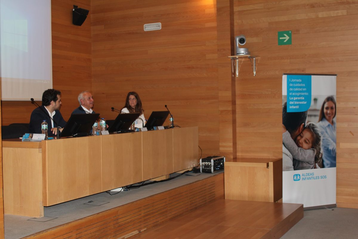 Lucía Losoviz, directora general de Derechos de la Infancia y la Adolescencia, con Pedro Puig, presidente de Aldeas Infantiles SOS y Alejandro Higuera, decano de la Facultad de Psicología de la UNED, durante la presentación de la I Jornada de cuidados de calidad en el acogimiento.