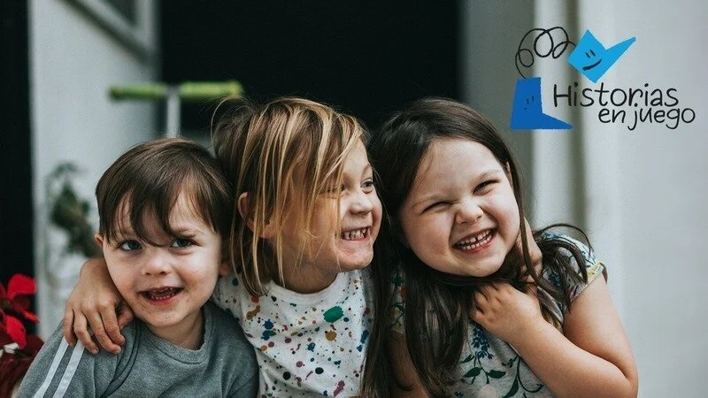 Niños sonriendo en acogimiento
