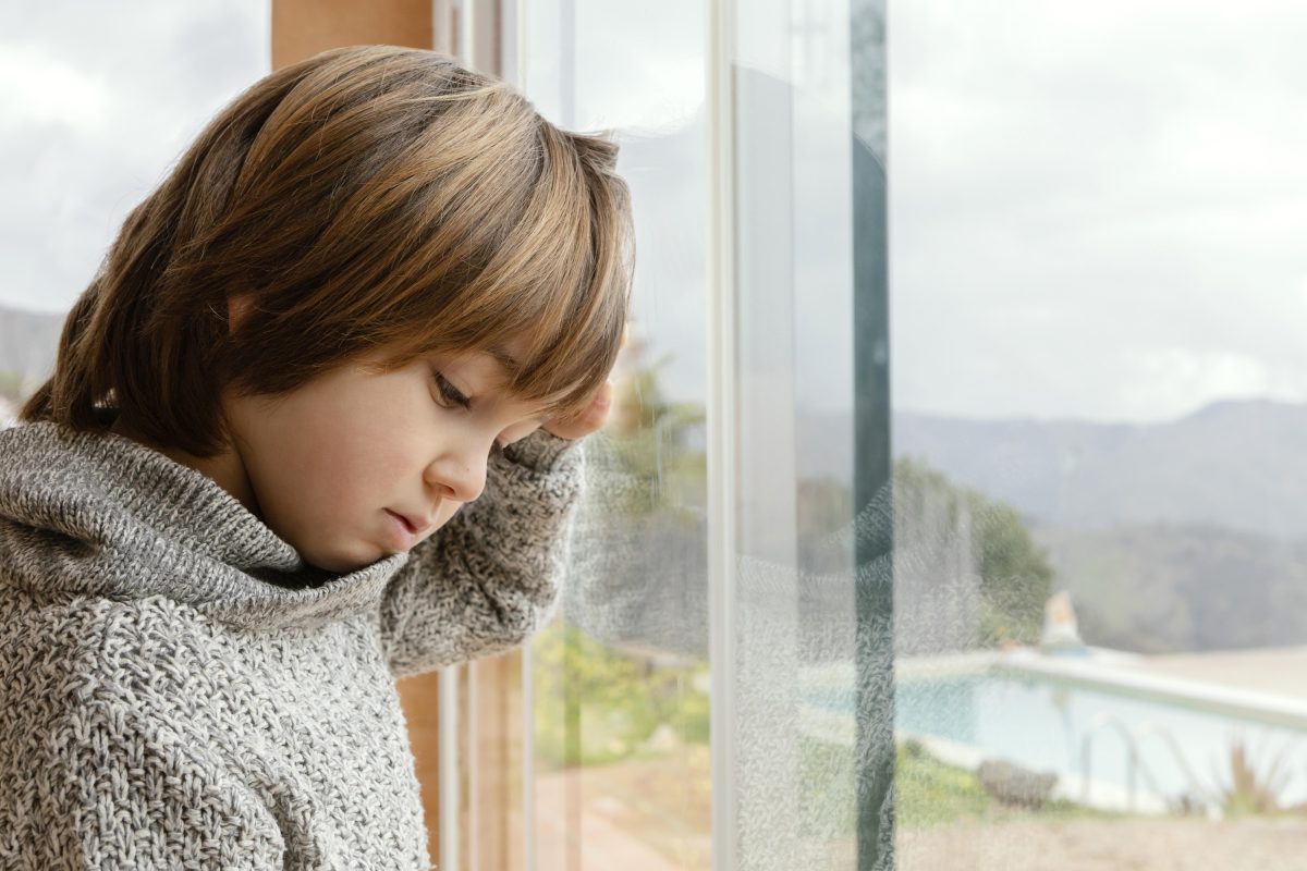 catástrofes. niño mirando por ventana