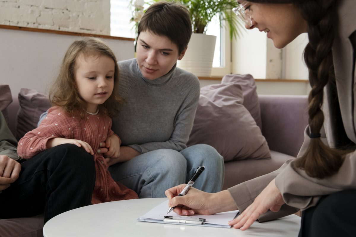 Catástrofes. Adultos explicando a una niña