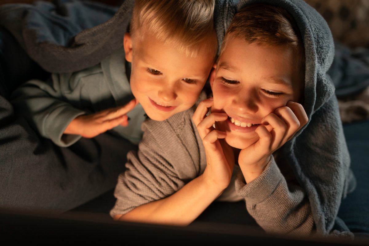niños viendo peliculas navideñas