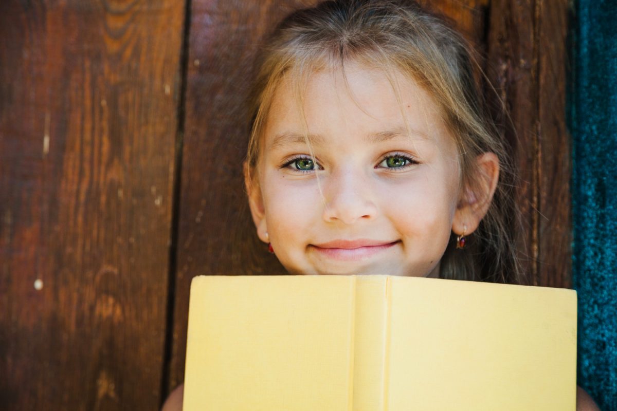 Libros infantiles. niña con un libro infantil