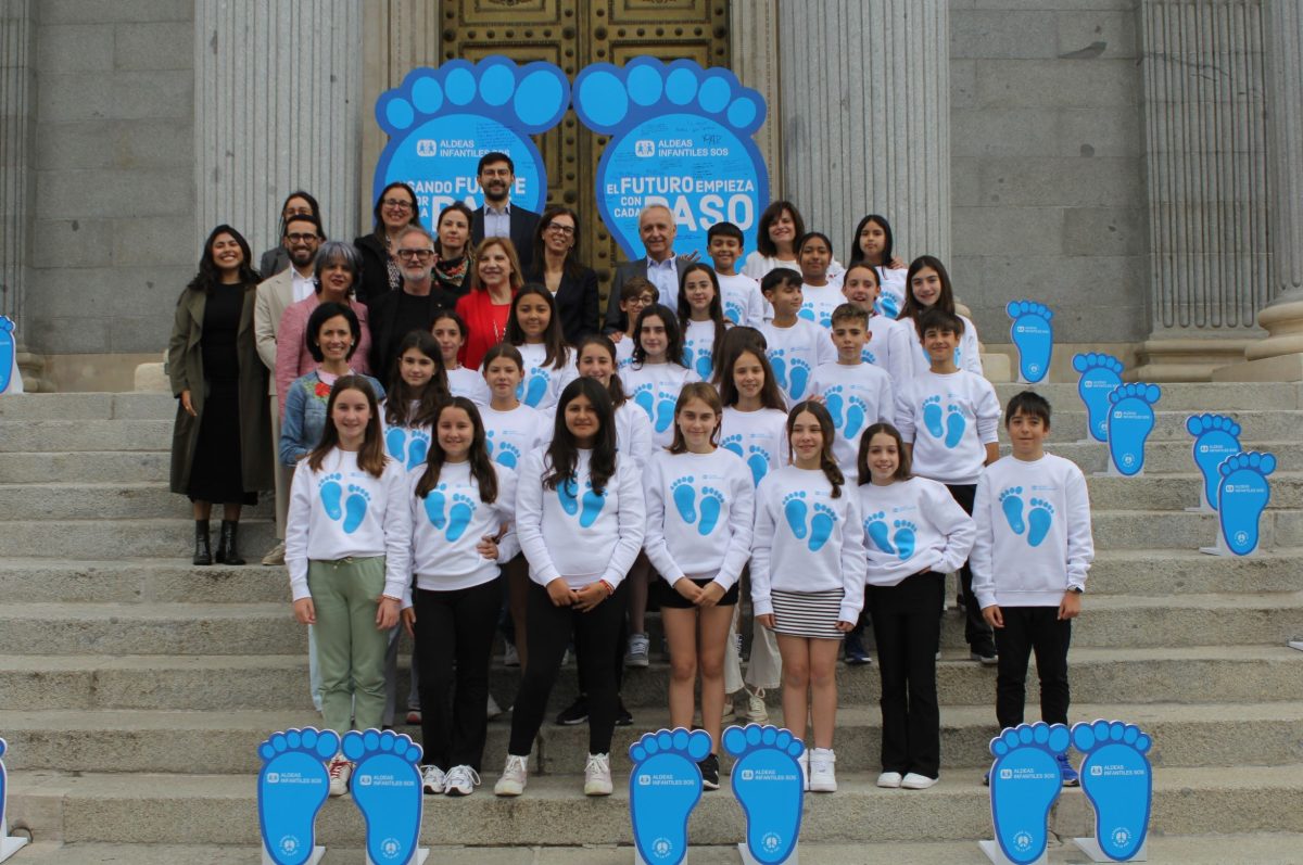 Niños, niñas políticos en las escaleras del congreso