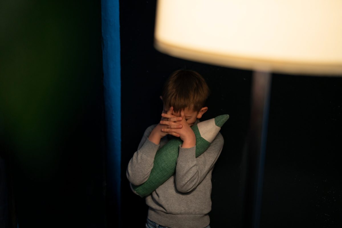 Niño sin luz. Enciende su luz