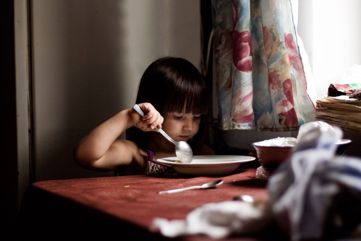 niña en riesgo de pobreza encender la luz