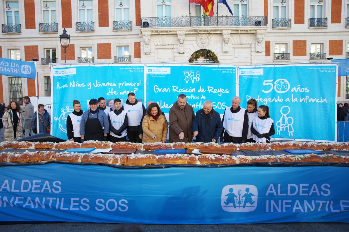 cortando el roscon de reyes
