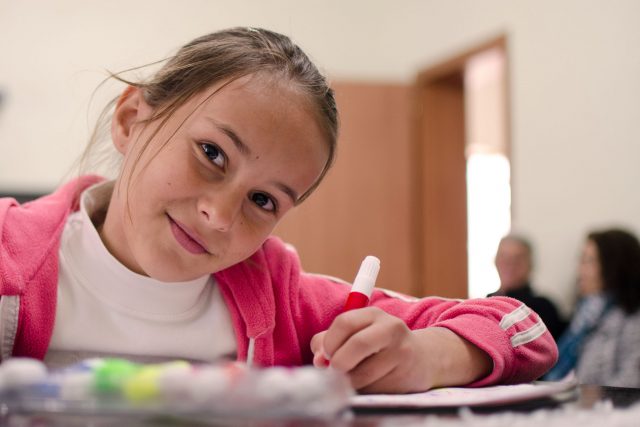 niña en la escuela