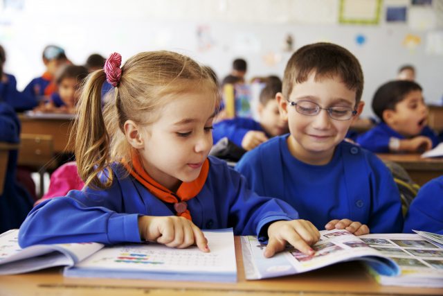 niños en la escuela